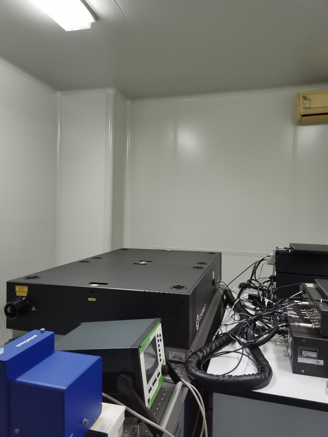 说明: E:\mhb\物理系\系主任\BETVlCTOR伟德官网网站建设\实验中心\大型仪器\飞秒激光器照片.jpg